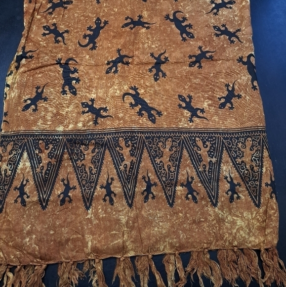 Gecko Blanket Scarf With Fringe    Size 80"×66" - Picture 6 of 7